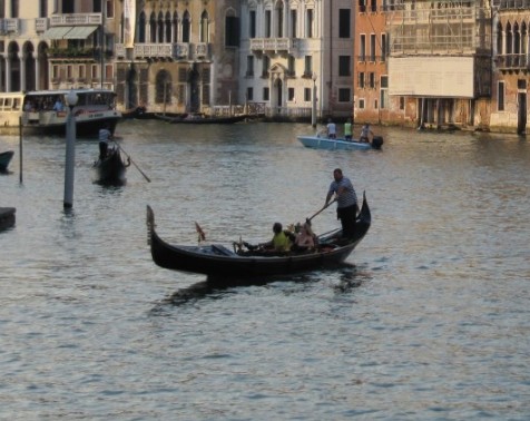 Venetian-boat.jpg. 한적한 베네치안 보트.