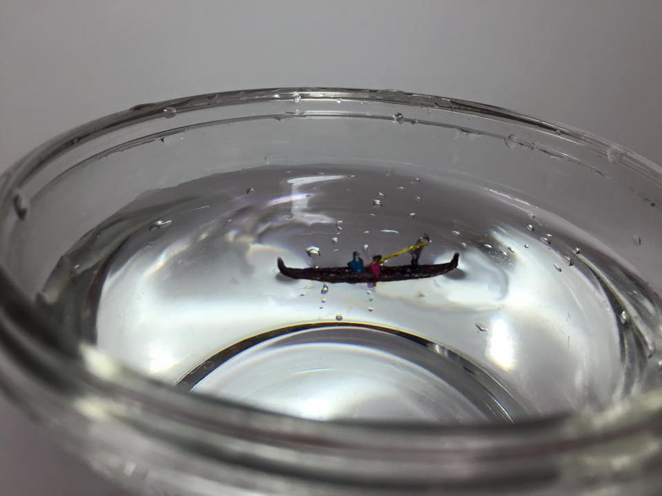 ultra-small-mini-boat. 이탈리안 보트에 사람 3명이 타고 있는 초소형 미니 모형인데 노젓는 사람이 한쪽에 노를 들고 서 있는 모습이다. 노의 기울기에 따라 가라앉을 수 밖에 없는 구조인데 물에 띄워 실험을 해봤더니 무난하게 물에 떠서 잘 납품하였다.