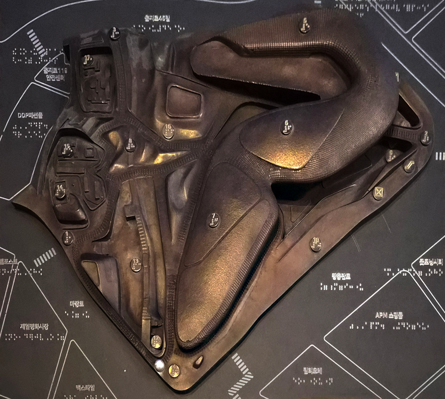 DDP Exhibition – Media Art Fall 2025. DDP는 동대문디자인플라자(Dongdaemun Design Plaza)의 약자로, 건축가는 자하 하디드(Zaha Hadid)입니다. DDP is an abbreviation for Dongdaemun Design Plaza**, and the architect is Zaha Hadid.