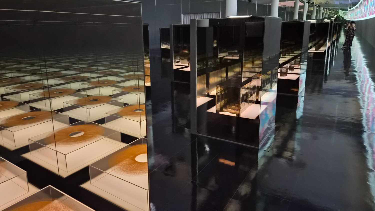 DDP Exhibition – Media Art Fall 2025. 흥미로운 전시는 헤리티지 : 더 퓨처 판타지 HERITAGE 국가유산진흥원에서 기획한 전시회. 거울들에 끝없이 비추어진 한국의 소품들.
I made a reservation in advance and went. The most interesting exhibition was Heritage: The Future Fantasy, an exhibition planned by the National Heritage Promotion Agency.Relics from the Silla period. Korean props endlessly reflected in mirrors.