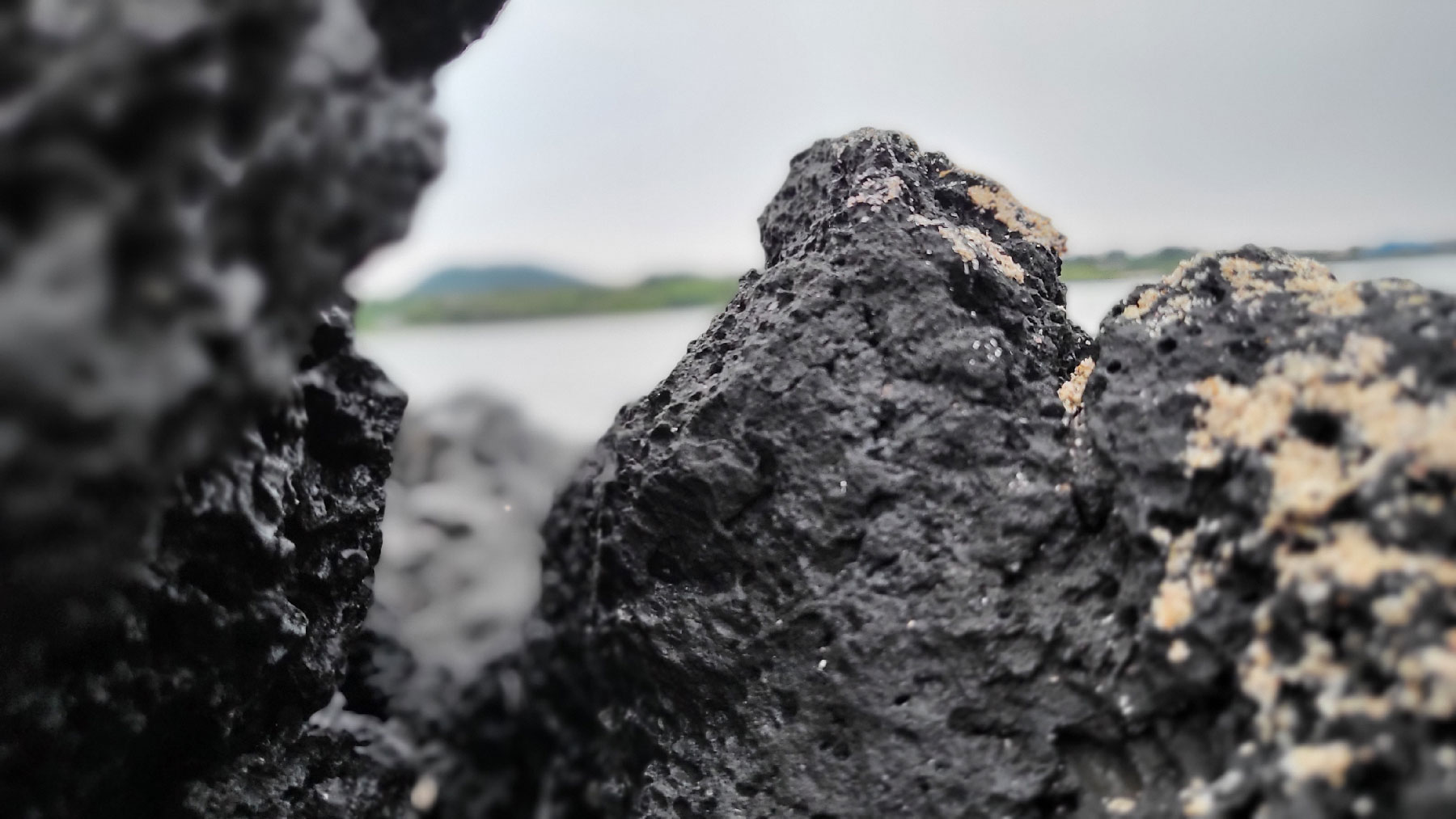 자연물을 관찰하다 - 제주도 용암석
가까이 보니 재밌다. 어디를 가든 해변에서 볼 수 있는 멋진 암석들.
These magnificent rocks can be seen along the beaches wherever you go in Jeju Island.Observing Natural Objects - Jeju Island Lava Rock