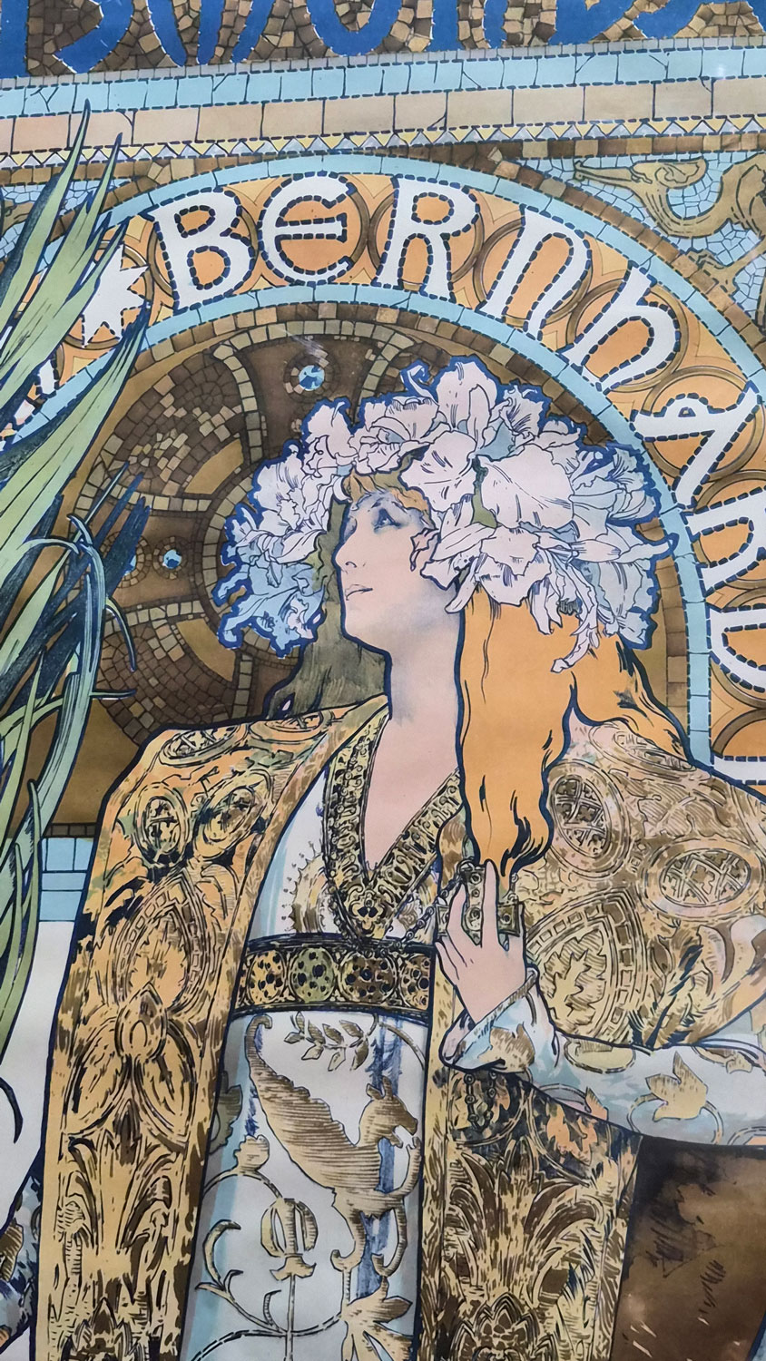 지스몽다(Gismonda)알폰스 무하(Alphonse Mucha)의 대표적인 연극 포스터 작품인 이 작품은 1894년 당시 파리 최고의 배우였던 사라 베르나르(Sarah Bernhardt)를 위해 제작되었다.