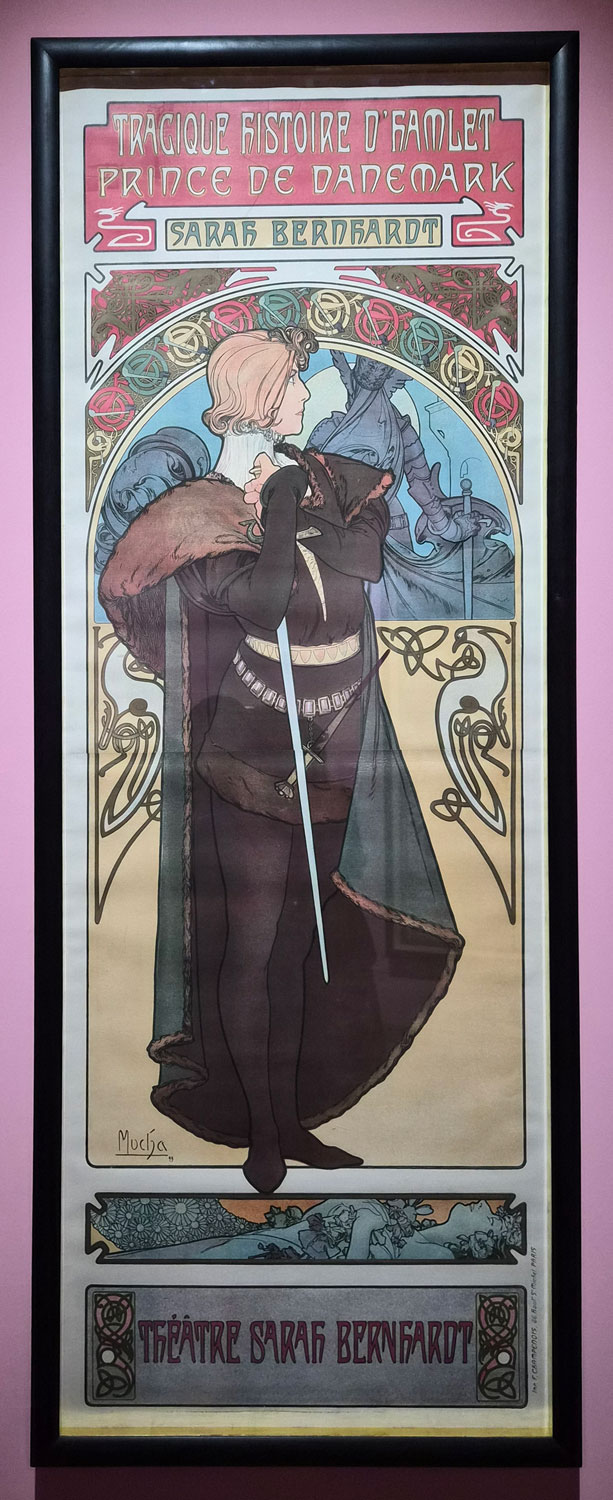 사라 베르나르의 연극 햄릿을 위해 제작한 포스터. This poster was created for Sarah Bernhardt's play Hamlet.