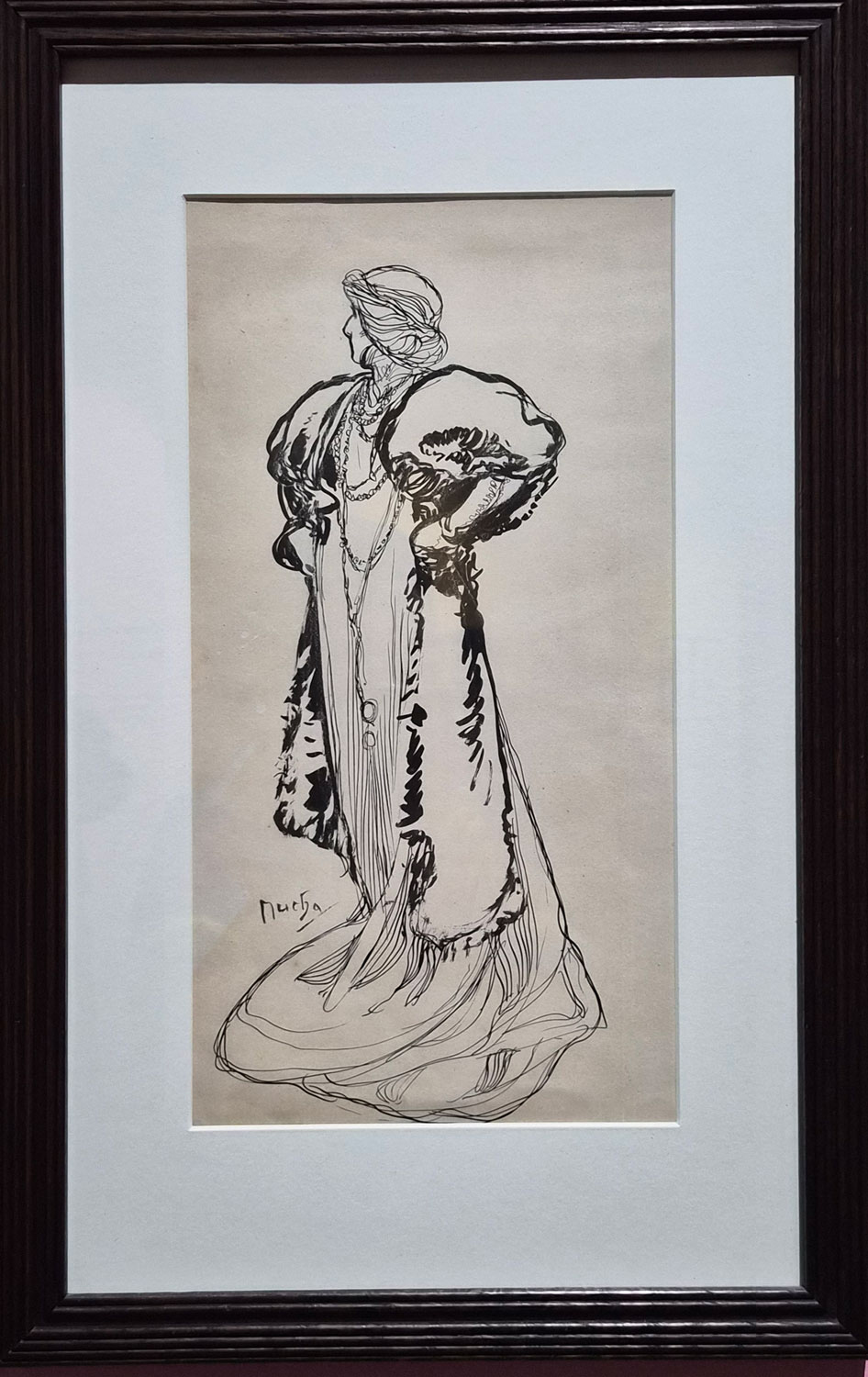 사라 베르나르: 전신 입상 습작 (Sarah Bernhardt: study of her full-standing figure)1896. 연극 포스터나 장식 패널을 제작하기 위한 준비 단계의 드로잉.
A drawing in the preparatory stage for producing a theatrical poster or decorative panel.