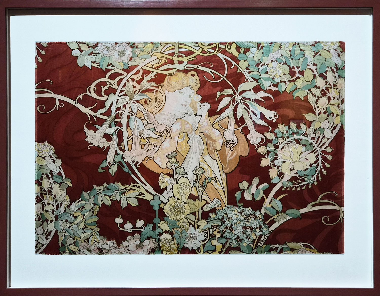 데이지를 든 여인(Femme à la Marguerite) 1898. 약 52.75 x 78 cm 크기의 비단 원단에 인쇄된 형태로 자주색 원단과 그림의 색대비가 매력적이다. Printed on satin fabric measuring approximately 52.75 x 78 cm, the color contrast between the purple fabric and the picture is attractive.