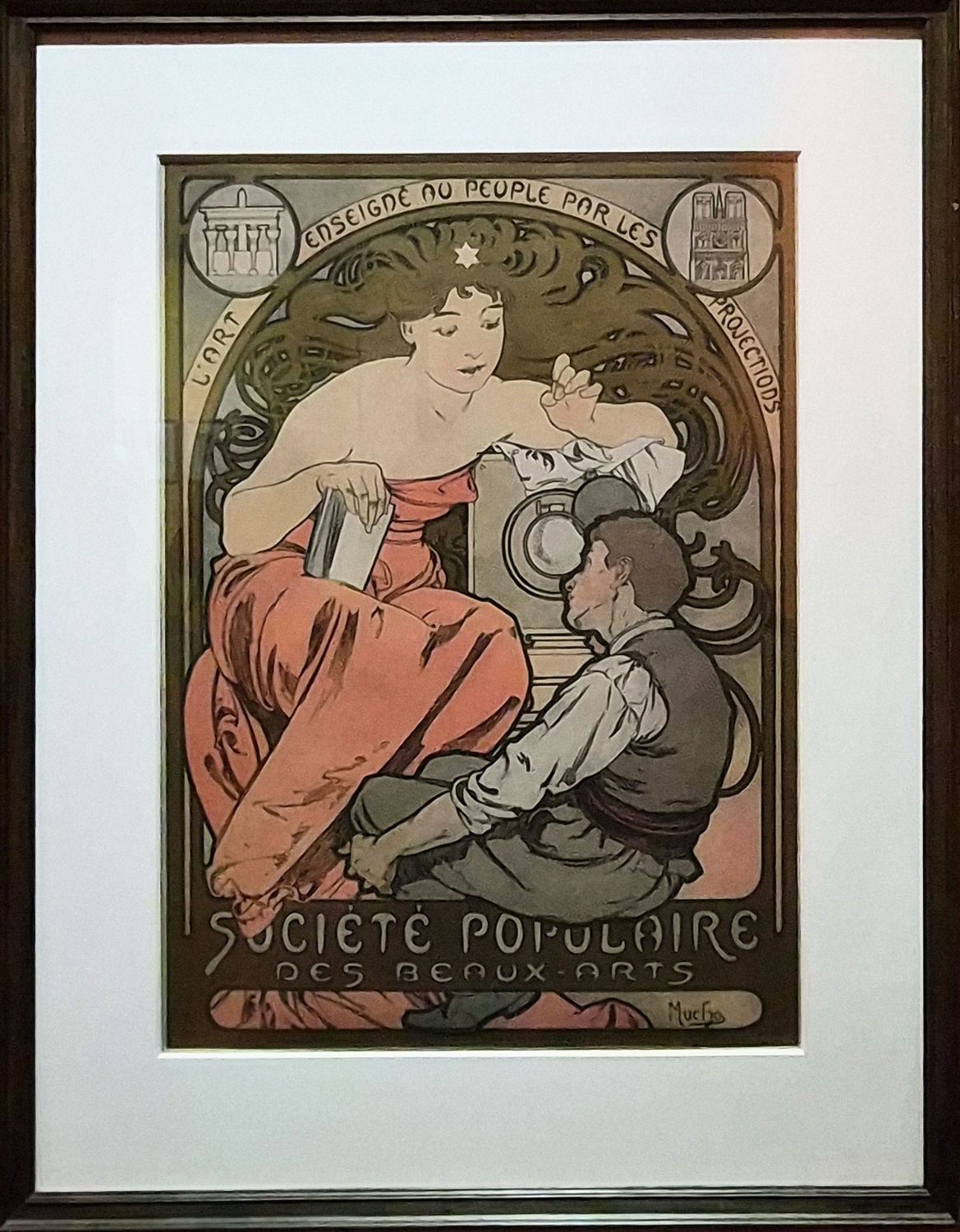 대중 미술 협회(영상 상영을 통해 대중에게 미술을 가르치는 활동을 한 협회)에서 슬라이드 투영기를 활용한 대중 예술 강연을 홍보하기 위해 제작되었다고 한다. 그림 속에는 여성이 책을 들고 있고, 그 앞에는 투영기와 함께 강의를 듣고 있는 남성의 모습이 묘사되어 있다. It is said to have been created to promote popular art lectures using slide projectors by the Société Populaire des Beaux-Arts (L'Art enseigné au peuple par les projections), an association that taught art to the public through video projections. The painting depicts a woman holding a book, with a man listening to the lecture while holding a projector in front of her.