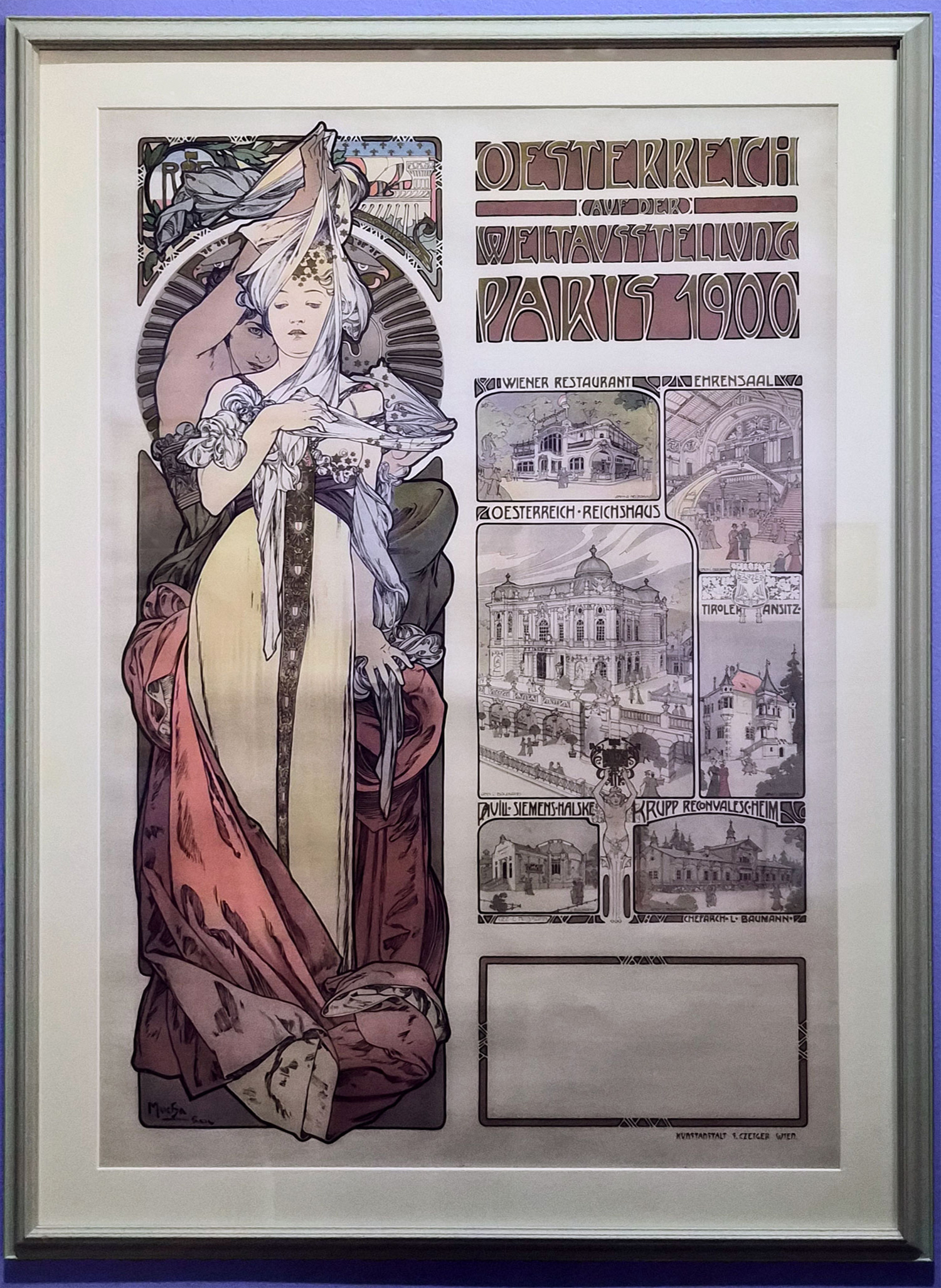 파리 만국박람회(Exposition Universelle)를 위해 제작한 '오스트리아 파빌리온 홍보 포스터 1900. 왼쪽의 여성은 오스트리아-헝가리 제국을 의인화한 것이다. 여성 뒤에서 천을 들고 있는 청년은 '오스트리아를 세상(파리)에 알리는 파리'를 상징하며, 이는 오스트리아의 문화적 위상을 전 세계에 공개한다는 의미를 담고 있다. 포스터 오른쪽에는 당시 박람회에 세워진 오스트리아의 주요 전시장(파빌리온) 건물들이 상세하게 묘사되어 있다. The woman on the left personifies the Austro-Hungarian Empire. The young man holding the cloth behind her symbolizes 