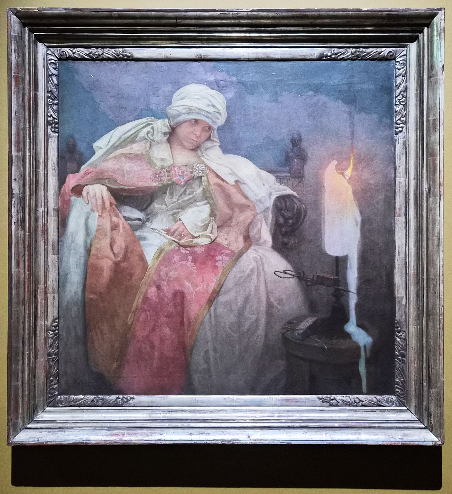 타오르는 촛불과 여인(Woman with a Burning Candle)1933. 화려한 아르누보 스타일의 포스터 작업으로 유명한 무하가 말년에 조국 체코와 슬라브 민족의 정신을 담아 그린 유화 작품이다. 후기 작품들은 오히려 더 실험적인 작품들이 많았고 자신의 정체성 탐구를 하는 작품을 제작한 것으로 보인다.
This oil painting, created in his later years by Mucha, renowned for his flamboyant Art Nouveau posters, captures the spirit of his Czech homeland and the Slavic people. His later works were more experimental, and appear to have been produced as a way to explore his own identity.