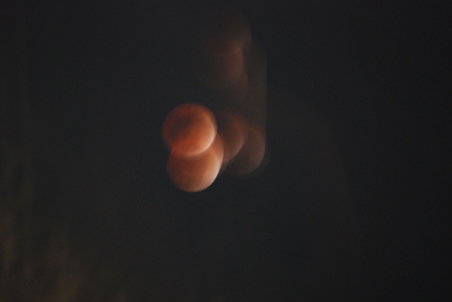 36년 만에 정월대보름 개기월식
바로 지구의 그림자가 달을 완전히 가리는 개기월식을 보았다. 개기월식은 태양-지구-달이 일직선상에 놓이면서 달이 지구의 본그림자에 완전히 들어가는 현상으로, 달이 붉은 빛으로 변해 '블러드문'으로도 불리는 현상이다. The first total lunar eclipse in 36 years: the first full moon of the lunar year. I witnessed a total lunar eclipse, where the Earth's shadow completely covers the moon. A total lunar eclipse occurs when the sun, Earth, and moon align in a straight line, causing the moon to completely enter the Earth's umbra. The moon glows red, giving it the nickname 