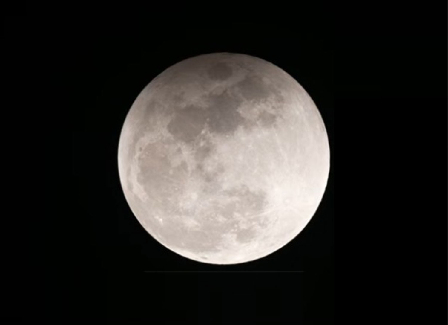 '블러드문'에서 점점 그림자가 사라지고 보름달로 변했다. In the 'blood moon', the shadow gradually disappeared and turned into a full moon.