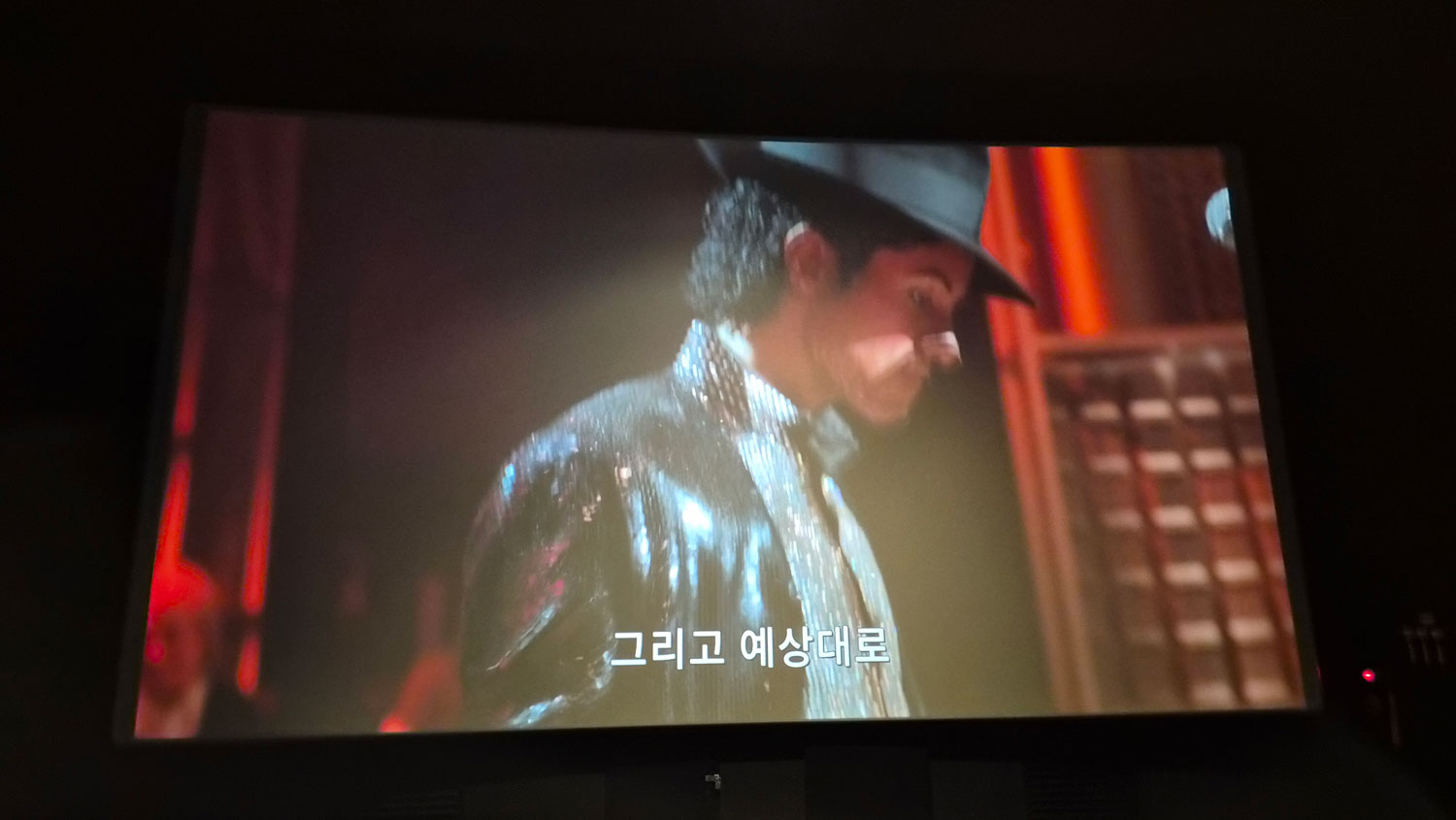 이번 개봉한 마이클 영화 시사회에 당첨이 되어 지난 4월 말에 영화를 봤다. 첫곡부터 울 뻔했다. 그립다. 나 어릴적 그리고 지금도 유일한 아티스트. 영화제작의 후면들은 이권 개입들로 복잡하다. 일개 팬인 나는 그마저 좋은 사운드로 노래를 즐길 수 있어 좋았다. 마이클 잭슨의 조카가 주인공을 맡았는데  마이클의 가녀린 목소리 연기는 잘했다. 외모는 많이 딸린다.  일단 인물이 못생겨서 몰입을 깨긴 했다. 마이클의 균형잡힌 몸매와 춤선은 조카가 아무리 흉내를 내도 따라 갈 수 없다. 유일 무이한 나의 영웅. 2D 영화로, IMAX로 보았다. 다음 주엔  SCREEN X로 또 볼 예정이다. 어릴 때 문워커라는 영화를 개봉했을때 구경갔었다. 그때의 포스터가 아직 내가 간직하고 있다. 참 오랜 시간이 지나버렸다. I won tickets to the premiere of the recently released Michael Jackson movie and watched it in late April. I almost cried from the very first song. I miss him. He was my only artist when I was young, and he still is. The behind-the-scenes world of film production is complicated by vested interests. As a mere fan, I was glad to be able to enjoy the songs with good sound quality. Michael Jackson's nephew played the lead role, and he did a good job with his performance, capturing Michael's delicate voice. 
His appearance falls far short. To begin with, he is unattractive, which did break my immersion. No matter how much his nephew tries to imitate him, he cannot match Michael's well-proportioned physique and dance moves. My one and only hero. I watched it in 2D, in IMAX. I plan to watch it again next week in SCREEN X. When I was young, I went to see the movie *Moonwalker* when it was released. I still keep the poster from back then. A very long time has passed.