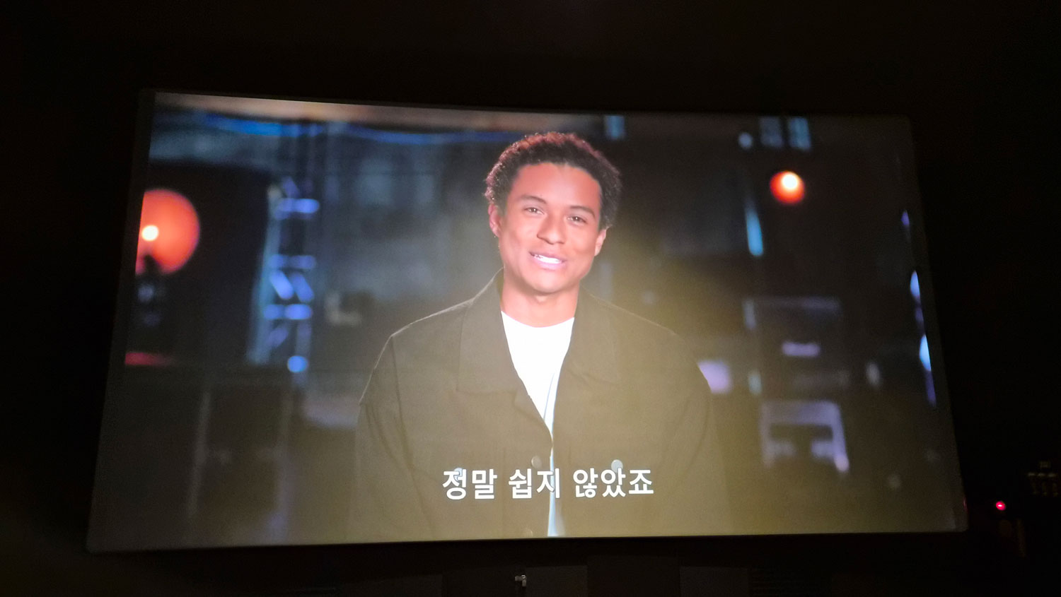 이번 개봉한 마이클 영화 시사회에 당첨이 되어 지난 4월 말에 영화를 봤다. 첫곡부터 울 뻔했다. 그립다. 나 어릴적 그리고 지금도 유일한 아티스트. 영화제작의 후면들은 이권 개입들로 복잡하다. 일개 팬인 나는 그마저 좋은 사운드로 노래를 즐길 수 있어 좋았다. 마이클 잭슨의 조카가 주인공을 맡았는데  마이클의 가녀린 목소리 연기는 잘했다. 외모는 많이 딸린다.  일단 인물이 못생겨서 몰입을 깨긴 했다. 마이클의 균형잡힌 몸매와 춤선은 조카가 아무리 흉내를 내도 따라 갈 수 없다. 유일 무이한 나의 영웅. 2D 영화로, IMAX로 보았다. 다음 주엔  SCREEN X로 또 볼 예정이다. 어릴 때 문워커라는 영화를 개봉했을때 구경갔었다. 그때의 포스터가 아직 내가 간직하고 있다. 참 오랜 시간이 지나버렸다. I won tickets to the premiere of the recently released Michael Jackson movie and watched it in late April. I almost cried from the very first song. I miss him. He was my only artist when I was young, and he still is. The behind-the-scenes world of film production is complicated by vested interests. As a mere fan, I was glad to be able to enjoy the songs with good sound quality. Michael Jackson's nephew played the lead role, and he did a good job with his performance, capturing Michael's delicate voice. 
His appearance falls far short. To begin with, he is unattractive, which did break my immersion. No matter how much his nephew tries to imitate him, he cannot match Michael's well-proportioned physique and dance moves. My one and only hero. I watched it in 2D, in IMAX. I plan to watch it again next week in SCREEN X. When I was young, I went to see the movie *Moonwalker* when it was released. I still keep the poster from back then. A very long time has passed.