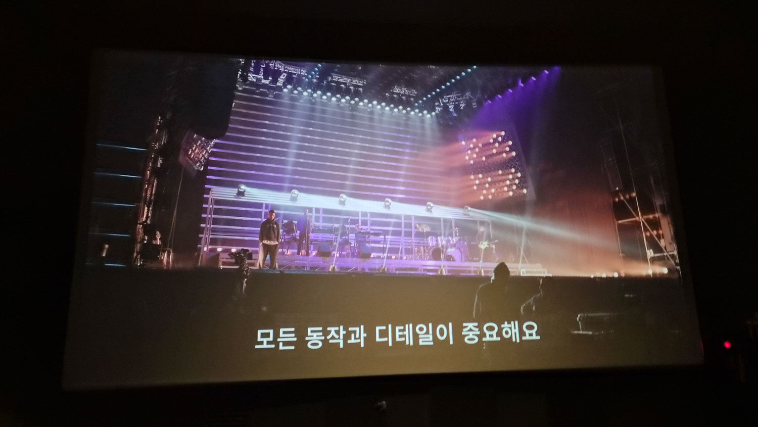 이번 개봉한 마이클 영화 시사회에 당첨이 되어 지난 4월 말에 영화를 봤다. 첫곡부터 울 뻔했다. 그립다. 나 어릴적 그리고 지금도 유일한 아티스트. 영화제작의 후면들은 이권 개입들로 복잡하다. 일개 팬인 나는 그마저 좋은 사운드로 노래를 즐길 수 있어 좋았다. 마이클 잭슨의 조카가 주인공을 맡았는데  마이클의 가녀린 목소리 연기는 잘했다. 외모는 많이 딸린다.  일단 인물이 못생겨서 몰입을 깨긴 했다. 마이클의 균형잡힌 몸매와 춤선은 조카가 아무리 흉내를 내도 따라 갈 수 없다. 유일 무이한 나의 영웅. 2D 영화로, IMAX로 보았다. 다음 주엔  SCREEN X로 또 볼 예정이다. 어릴 때 문워커라는 영화를 개봉했을때 구경갔었다. 그때의 포스터가 아직 내가 간직하고 있다. 참 오랜 시간이 지나버렸다. I won tickets to the premiere of the recently released Michael Jackson movie and watched it in late April. I almost cried from the very first song. I miss him. He was my only artist when I was young, and he still is. The behind-the-scenes world of film production is complicated by vested interests. As a mere fan, I was glad to be able to enjoy the songs with good sound quality. Michael Jackson's nephew played the lead role, and he did a good job with his performance, capturing Michael's delicate voice. 
His appearance falls far short. To begin with, he is unattractive, which did break my immersion. No matter how much his nephew tries to imitate him, he cannot match Michael's well-proportioned physique and dance moves. My one and only hero. I watched it in 2D, in IMAX. I plan to watch it again next week in SCREEN X. When I was young, I went to see the movie *Moonwalker* when it was released. I still keep the poster from back then. A very long time has passed.